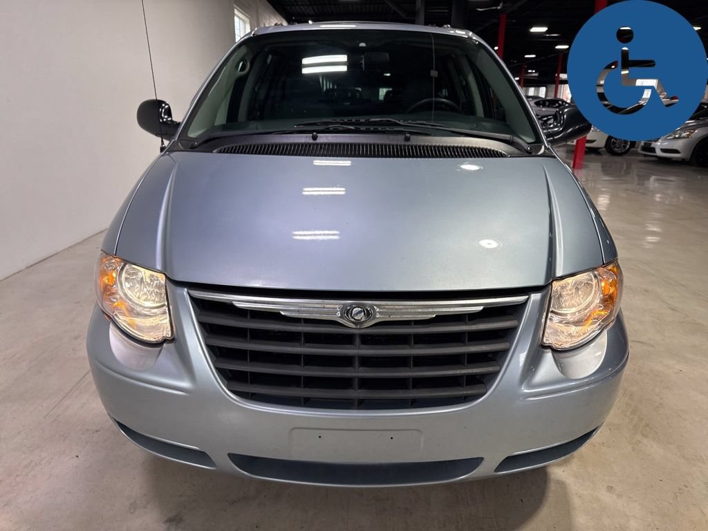 Used 2005 Chrysler Town & Country Touring w/ Leather Interior Group FWD image 9