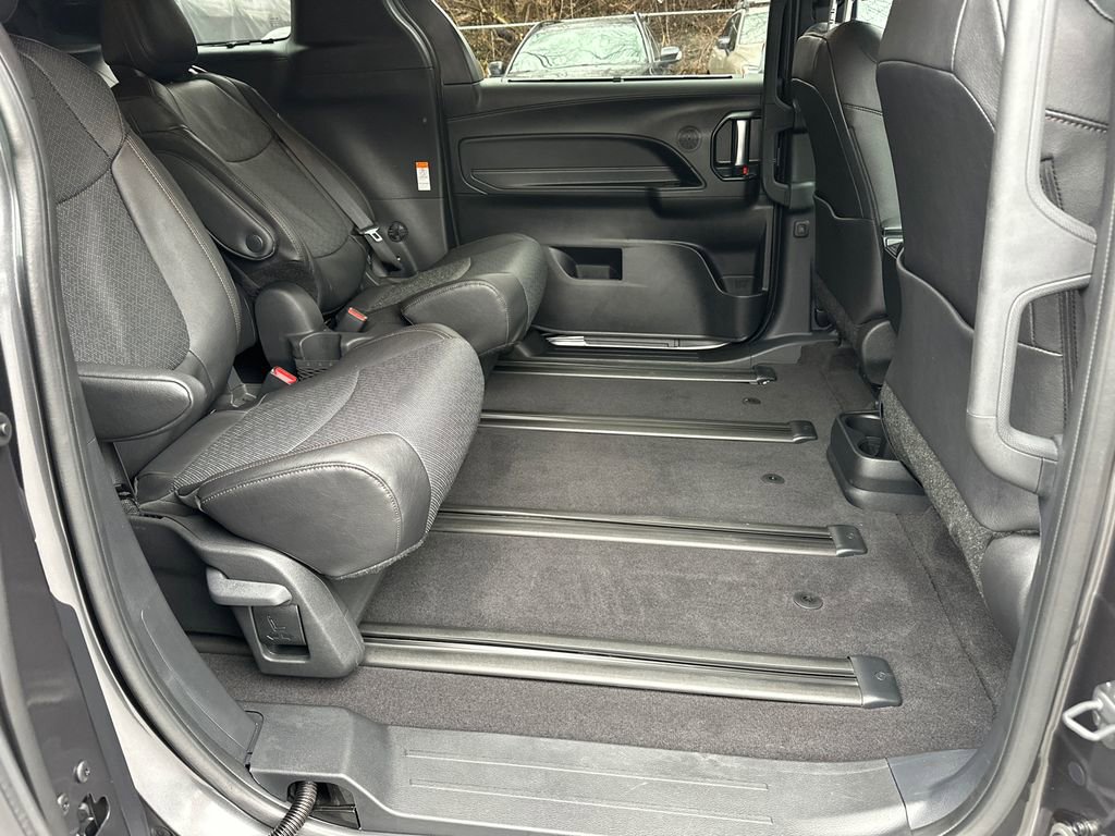 Used 2025 Toyota Sienna Limited image 17