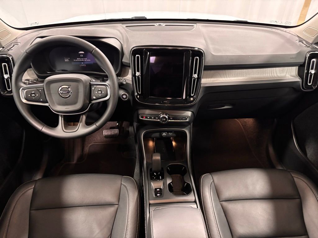 Certified 2025 Volvo XC40 B5 Core image 2