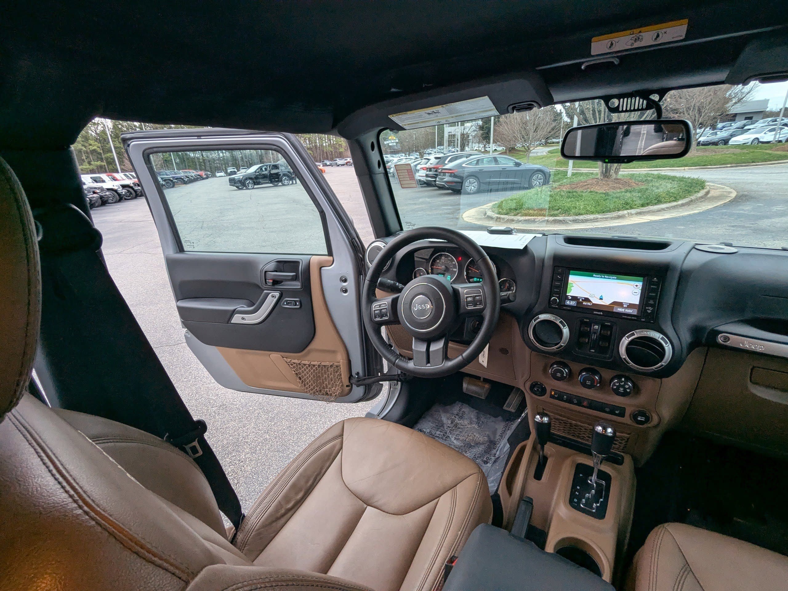 Used 2018 Jeep Wrangler Unlimited Sahara w/ Connectivity Group AWD/4WD image 12