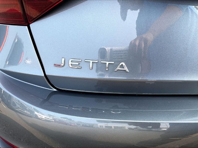 Certified 2022 Volkswagen Jetta SE FWD image 18
