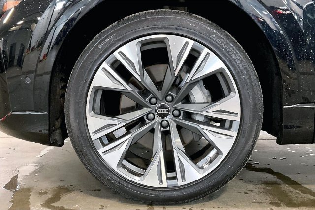 Certified 2025 Audi Q8 Prestige AWD/4WD image 9