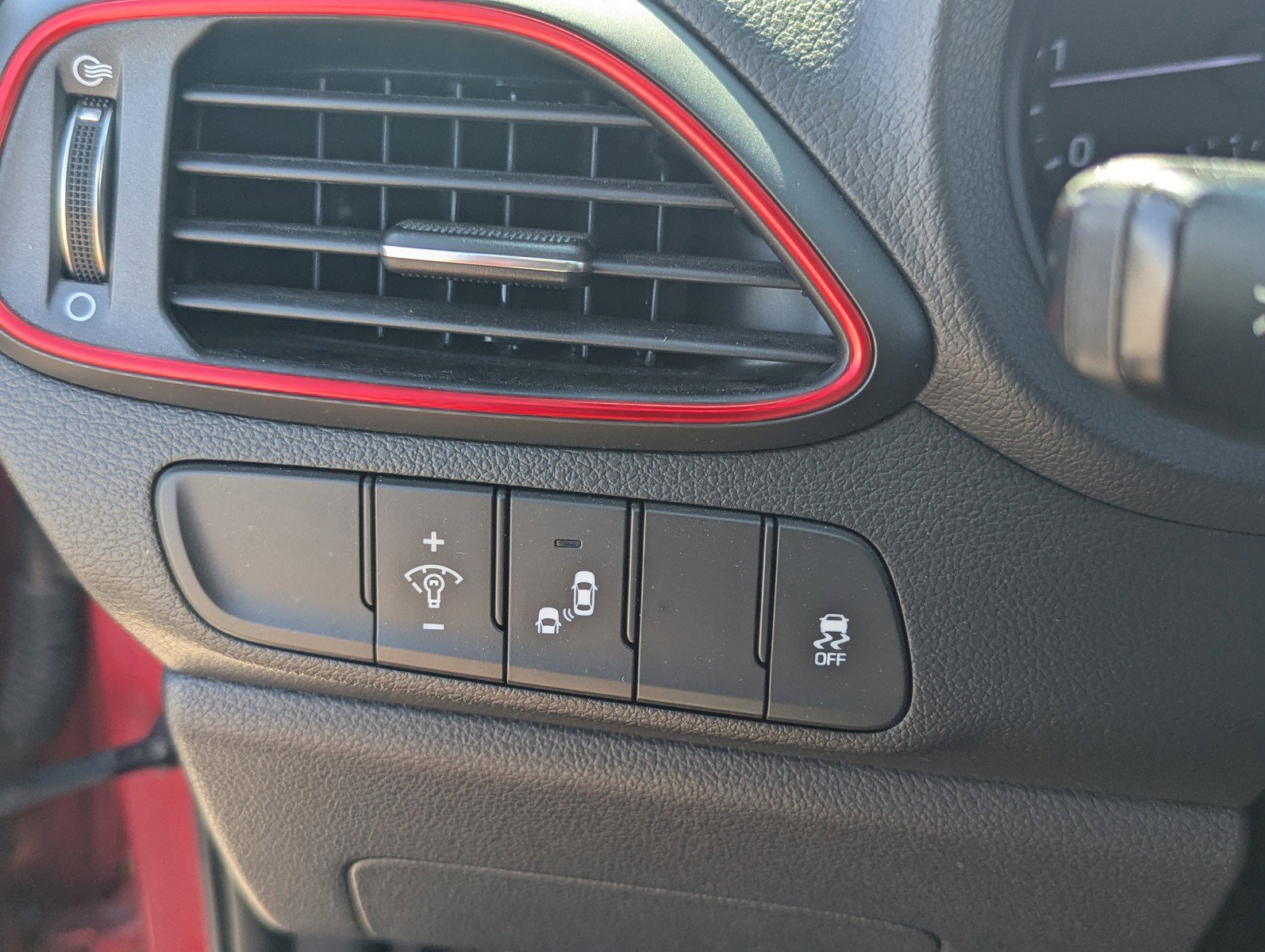 Used 2018 Hyundai Elantra GT Sport image 16