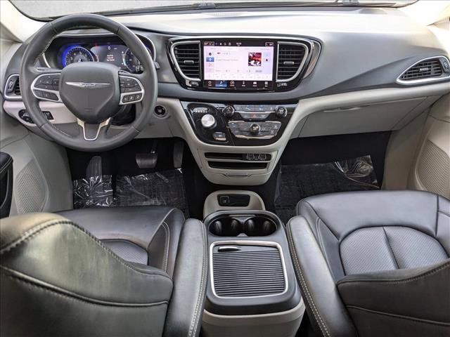 Used 2023 Chrysler Pacifica Touring-L image 16