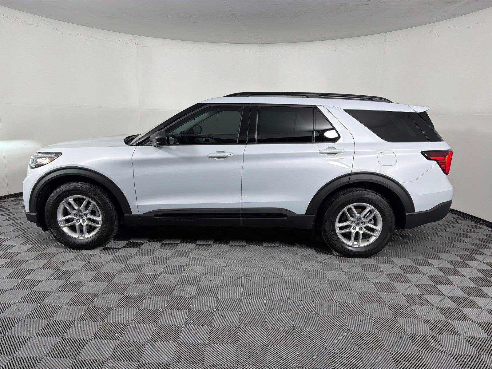 Used 2026 Ford Explorer Active RWD image 4