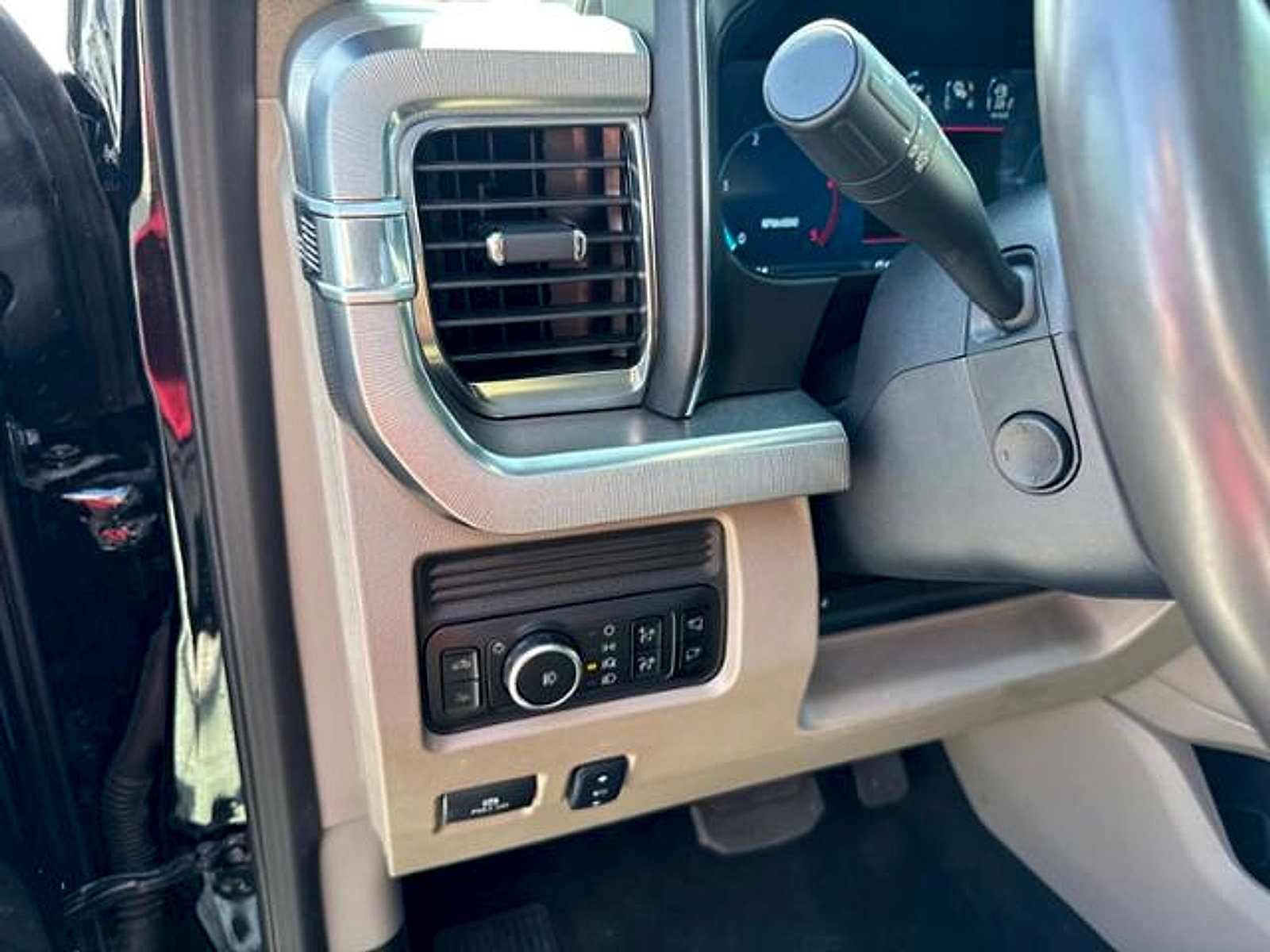 Used 2025 Ford F350 Platinum w/ Platinum Plus Package AWD/4WD image 18