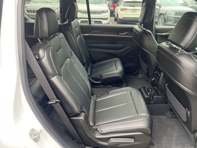 Used 2025 Jeep Grand Cherokee L Limited w/ Black Appearance Package image 10