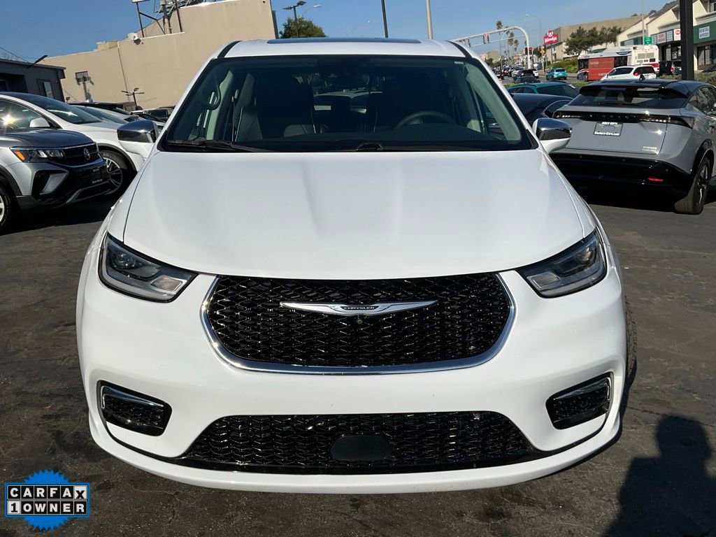 Used 2022 Chrysler Pacifica Limited w/ Uconnect Theater Family Group image 2