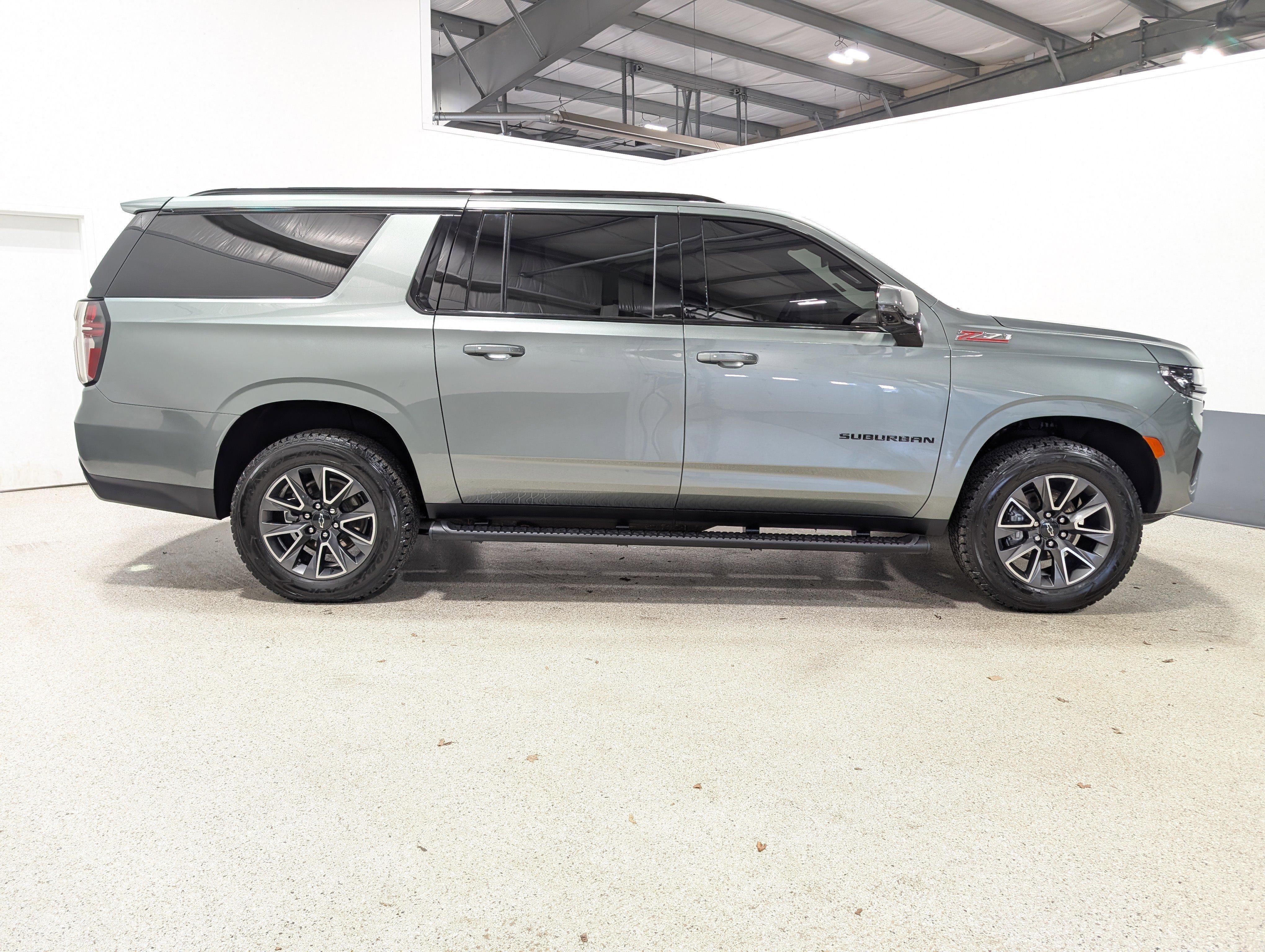 Used 2023 Chevrolet Suburban Z71 w/ Luxury Package image 2