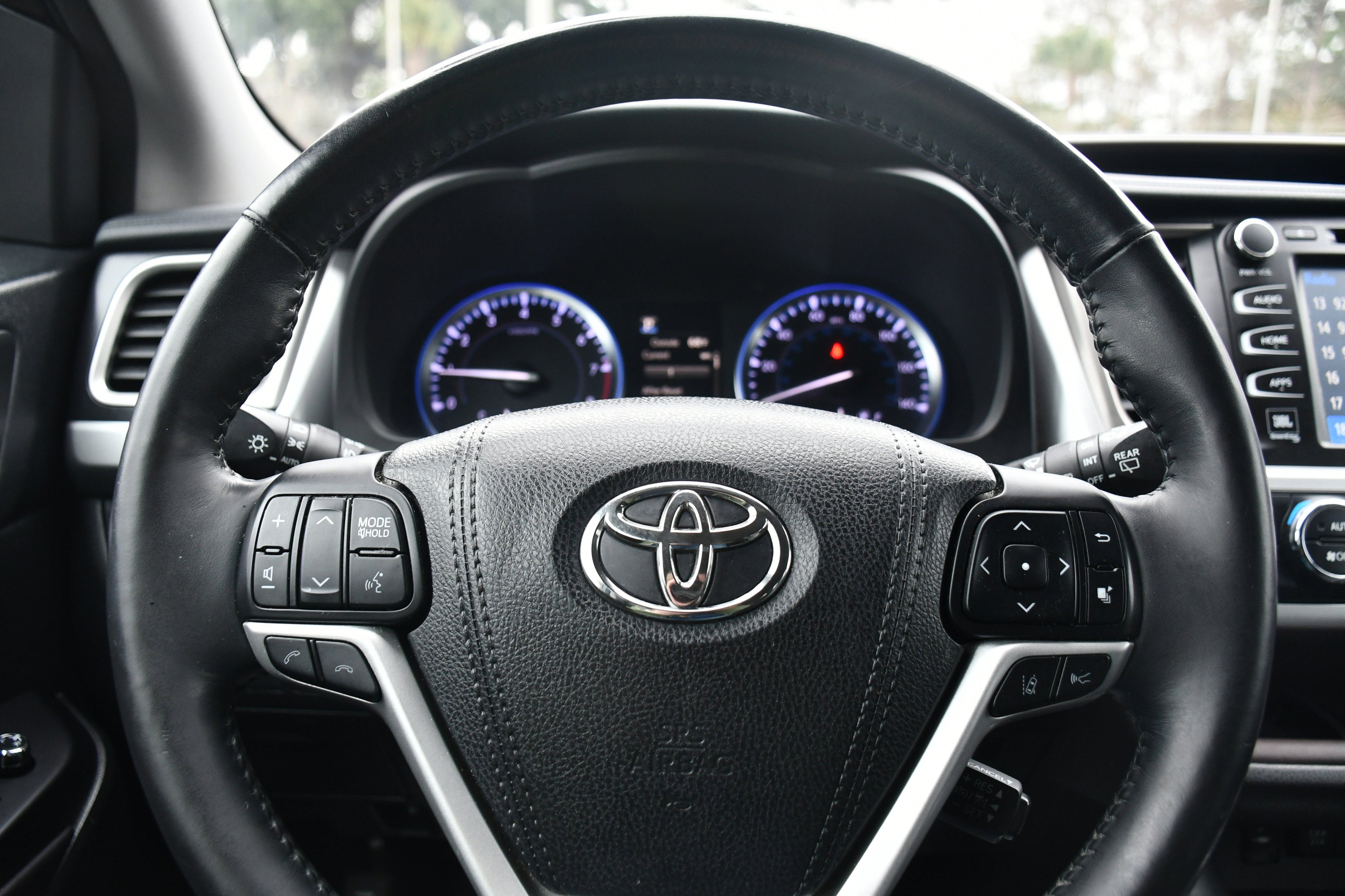 Used 2017 Toyota Highlander Limited Platinum image 10