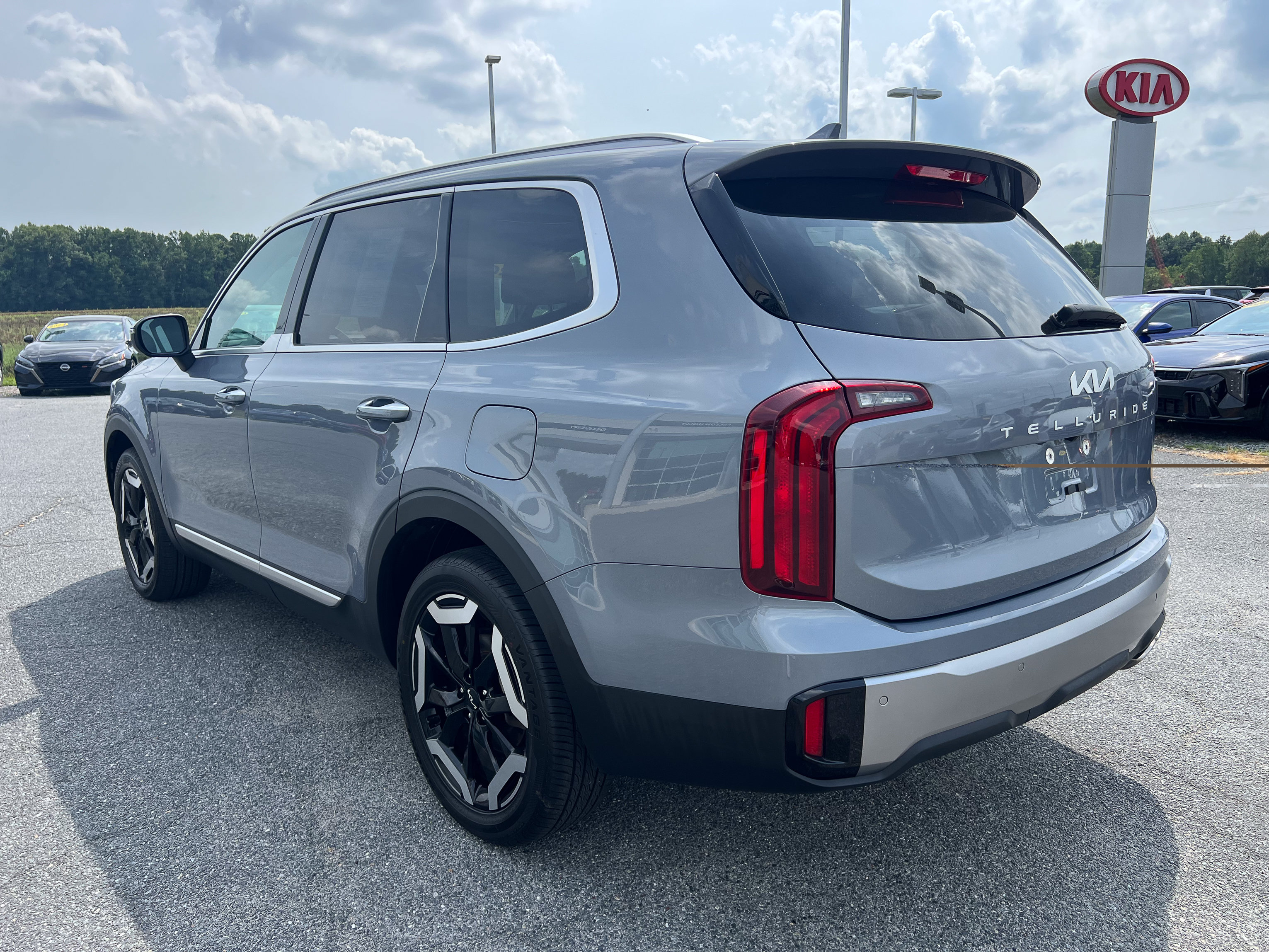 Used 2025 Kia Telluride S FWD image 3