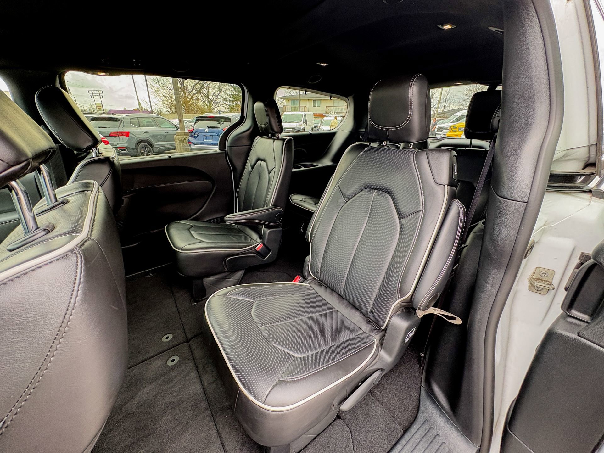 Used 2025 Chrysler Pacifica Limited image 17