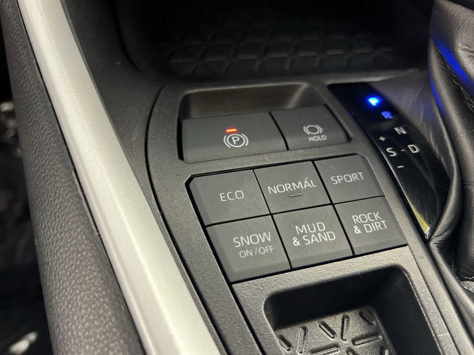 Used 2024 Toyota RAV4 LE image 32