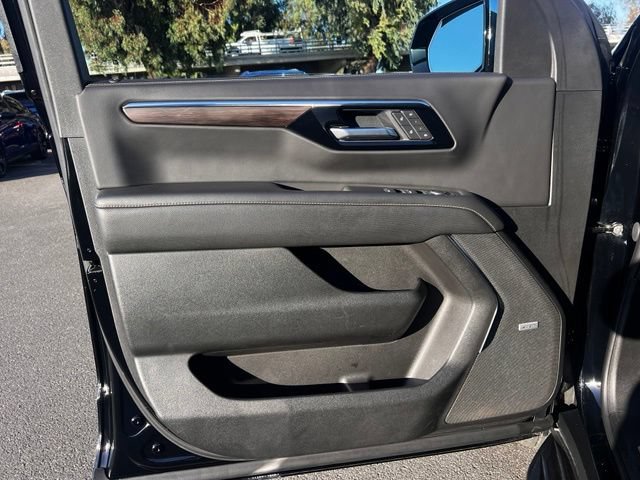 Used 2026 Chevrolet Suburban Premier AWD/4WD image 21
