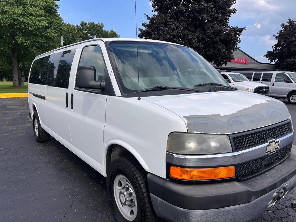 Used 2009 Chevrolet Express 3500 Extended Passenger w/ LT Preferred Equipment Group image 3