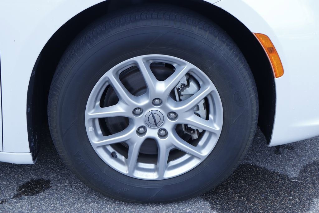 Certified 2023 Chrysler Pacifica Touring-L FWD image 12