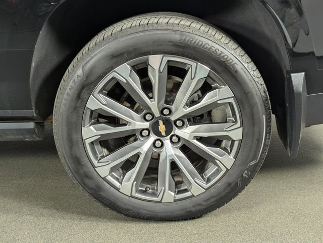 Used 2025 Chevrolet Suburban High Country AWD/4WD image 11