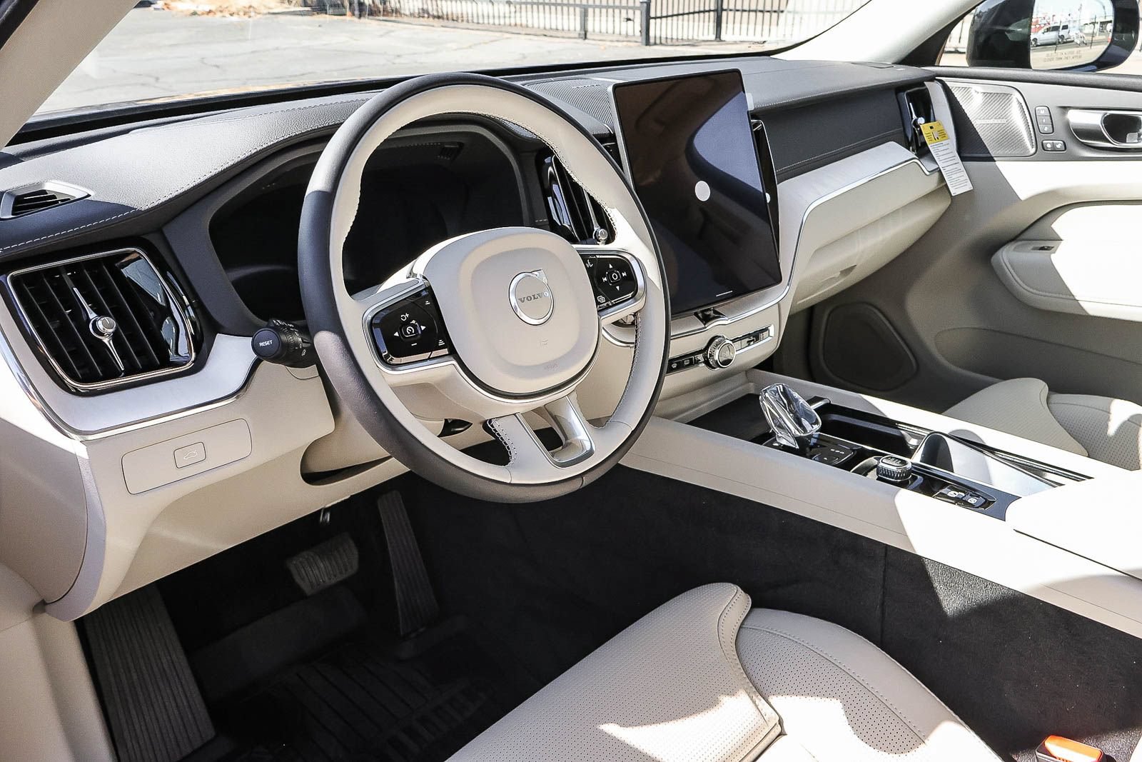 New 2026 Volvo XC60 B5 Ultra w/ Climate Package AWD/4WD image 27