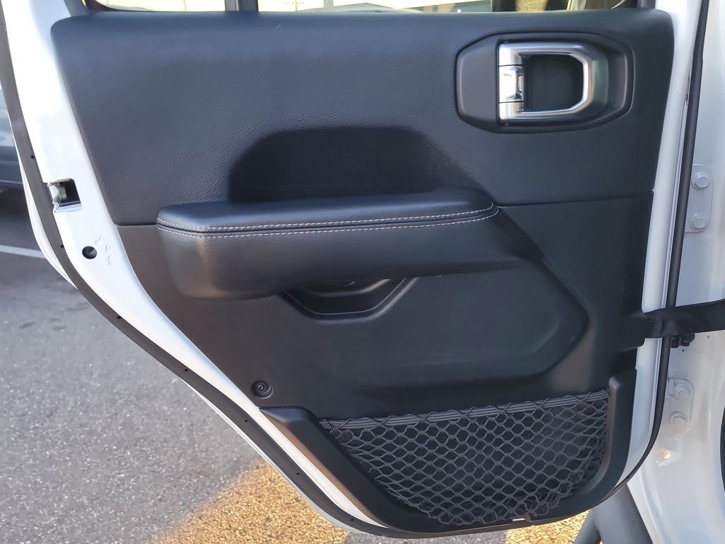 Used 2018 Jeep Wrangler Unlimited Sahara image 9