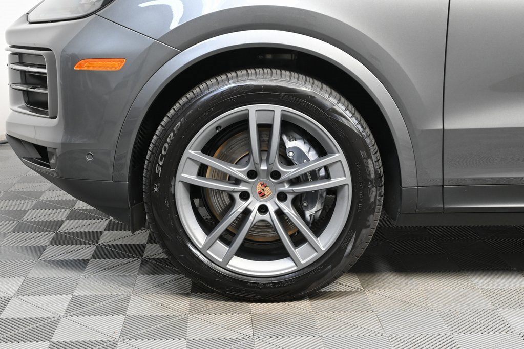 Used 2025 Porsche Cayenne image 36