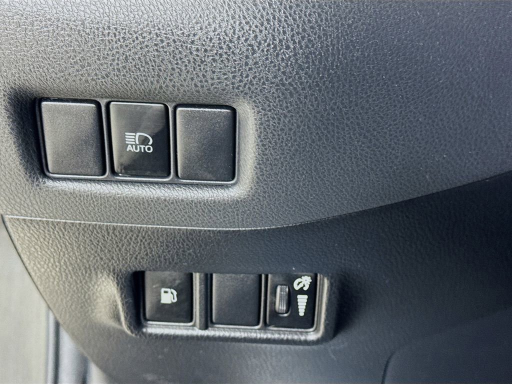 Used 2019 Toyota C-HR LE FWD image 11