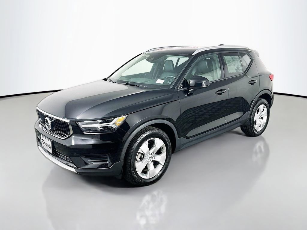 Used 2022 Volvo XC40 T4 Momentum image 3