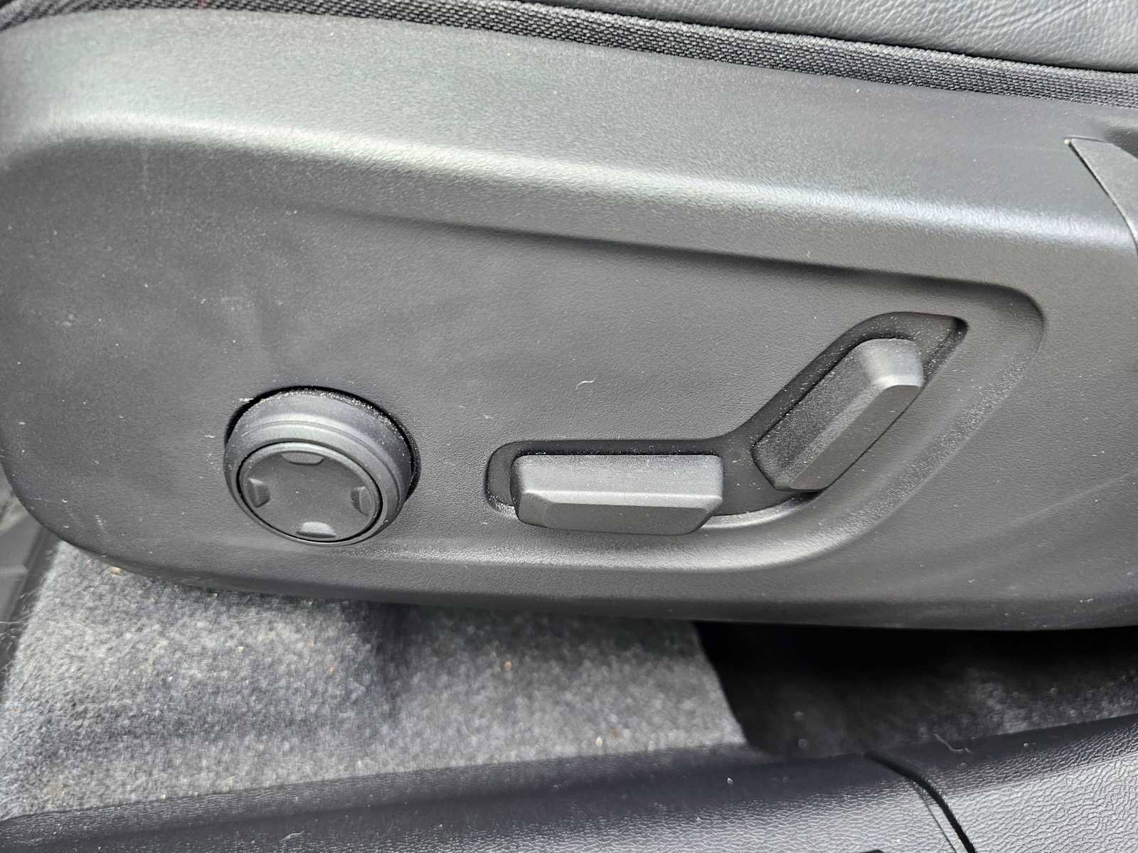 Certified 2024 Volvo XC40 B5 Plus w/ Climate Package image 25