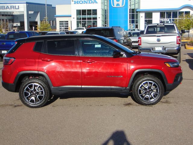 Used 2025 Jeep Compass Trailhawk AWD/4WD image 3