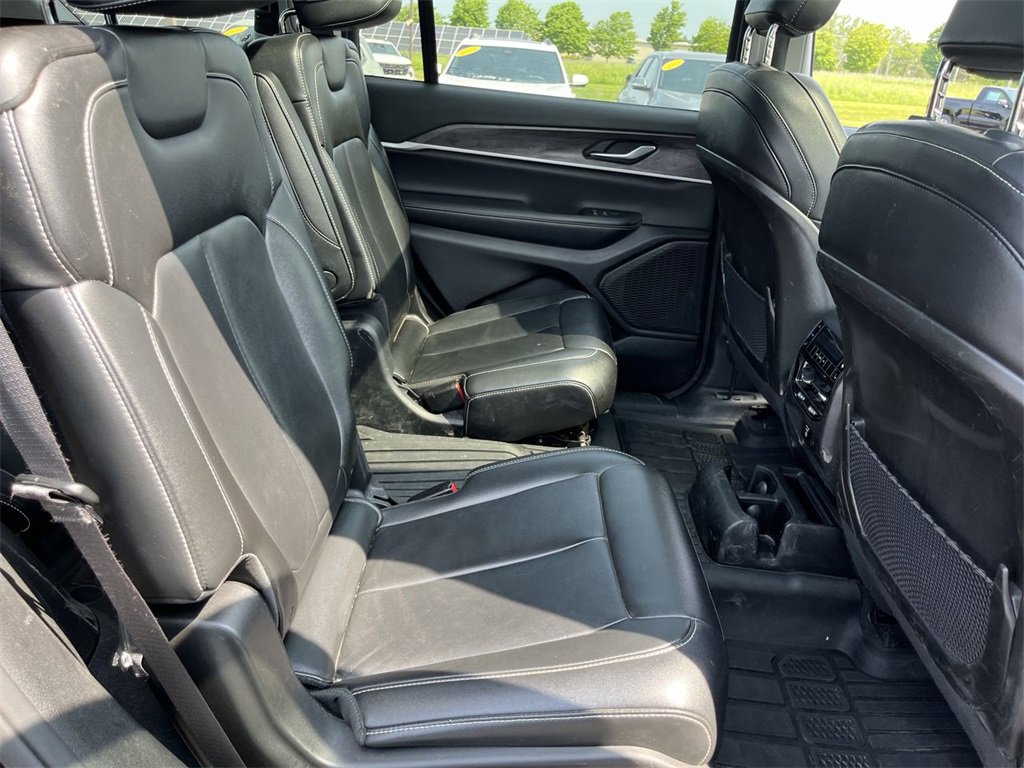 Used 2023 Jeep Grand Cherokee L Limited w/ Black Appearance Package image 27