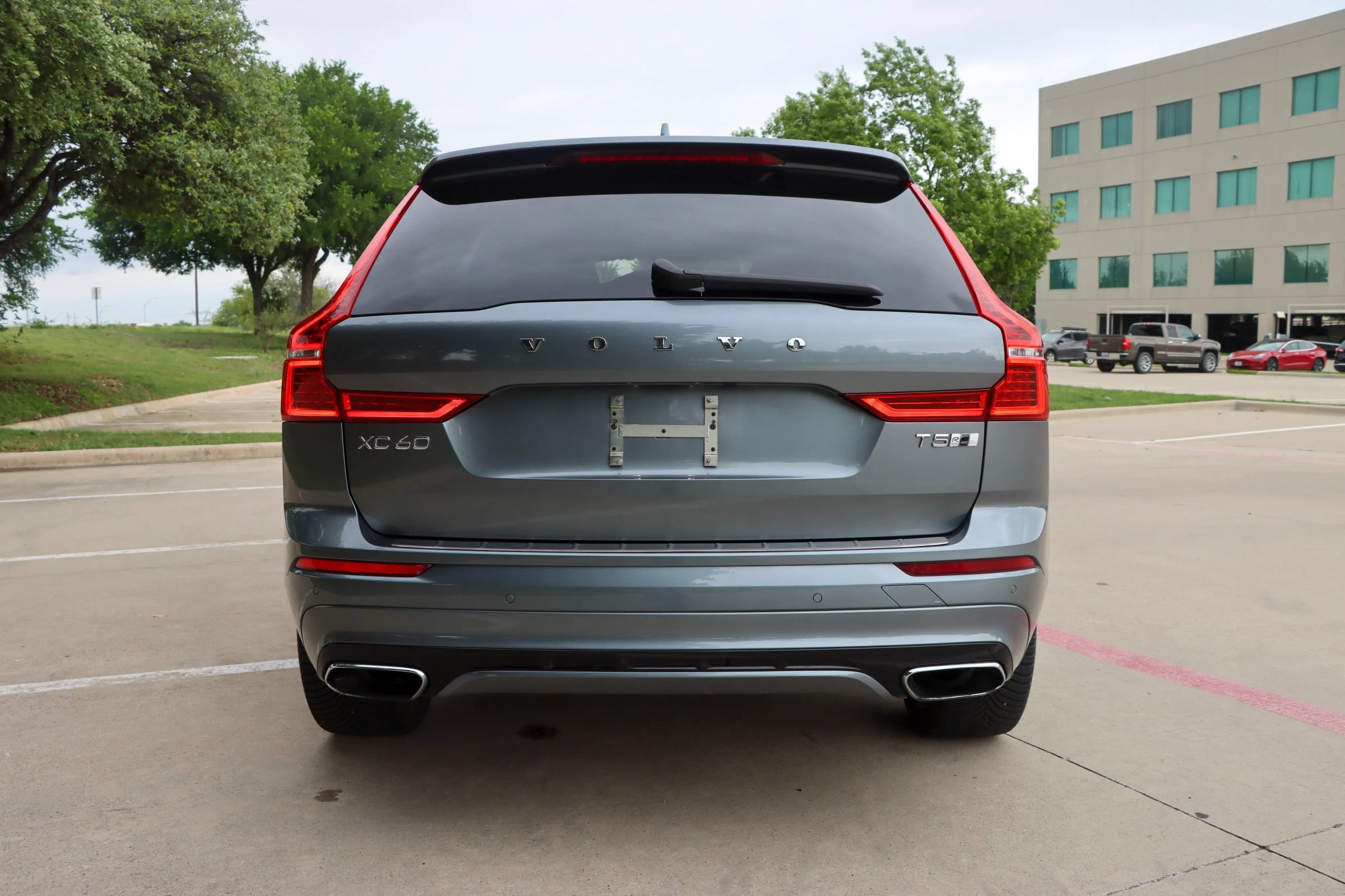 Used 2018 Volvo XC60 T5 R-Design w/ Convenience Package AWD/4WD image 6