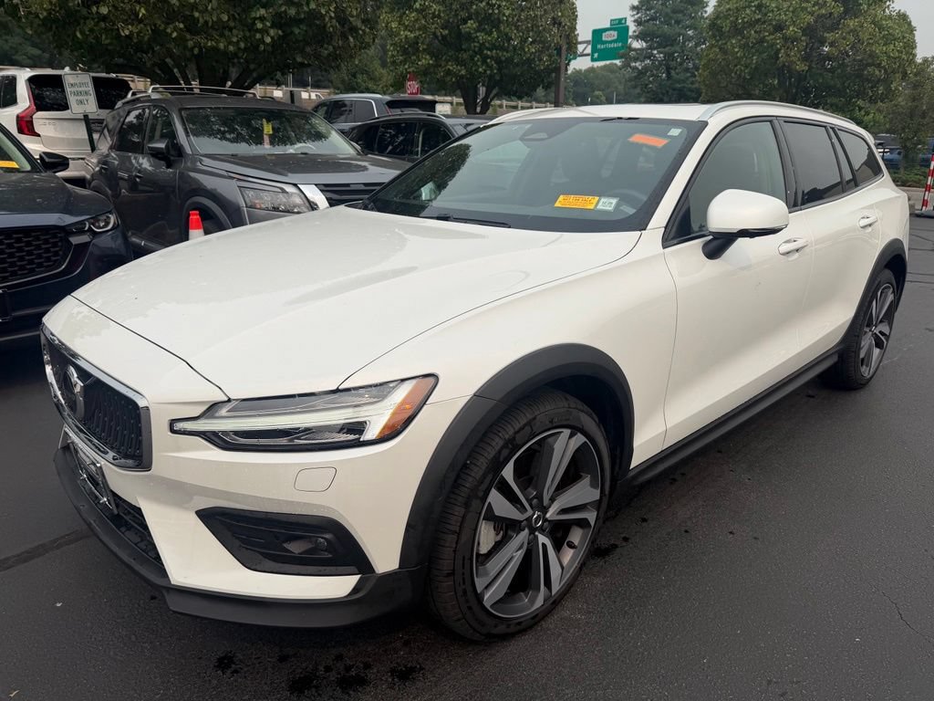 Used 2024 Volvo V60 B5 Cross Country Plus AWD/4WD image 1