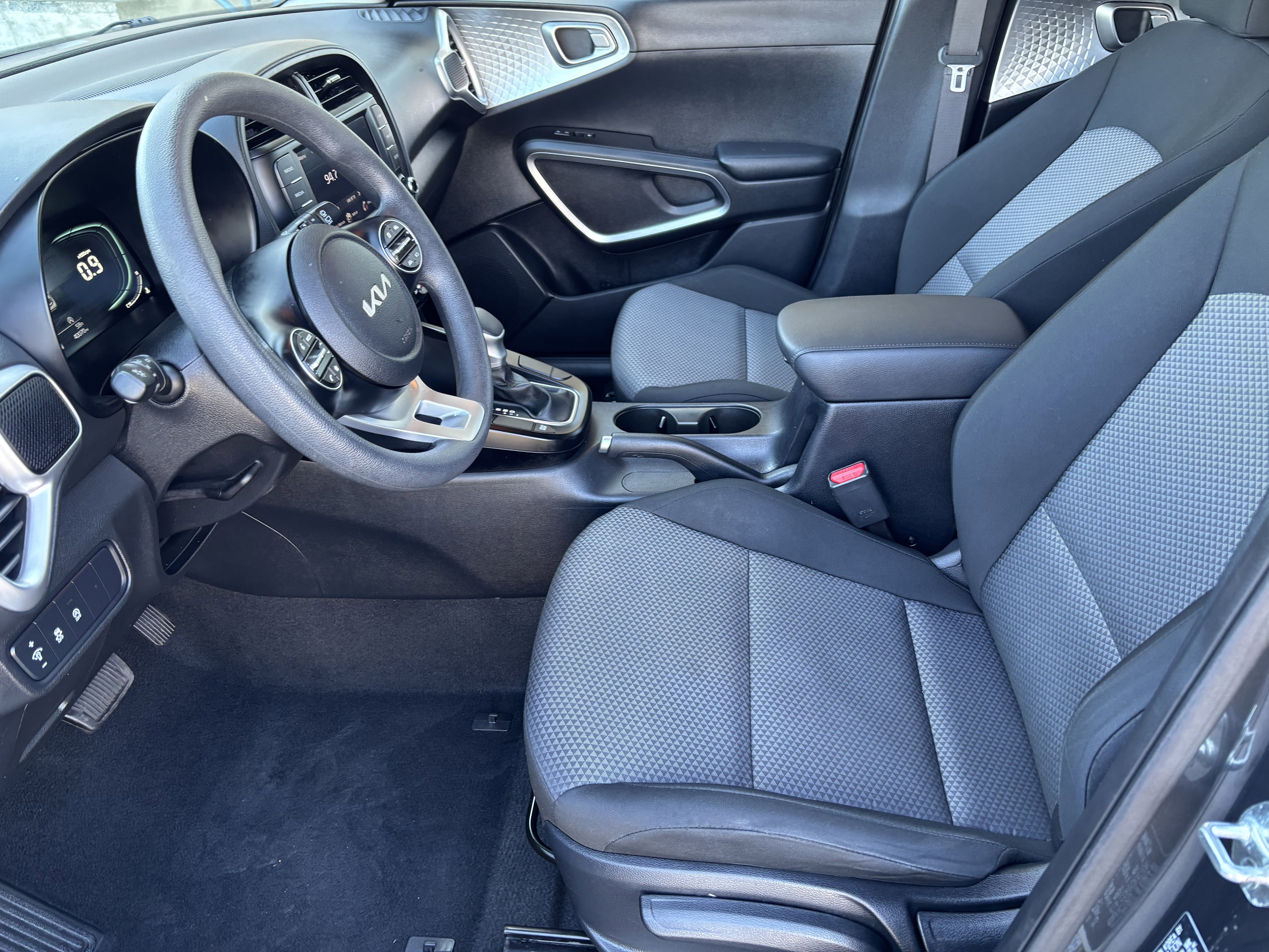 Used 2025 Kia Soul LX w/ LX Technology Package FWD image 12