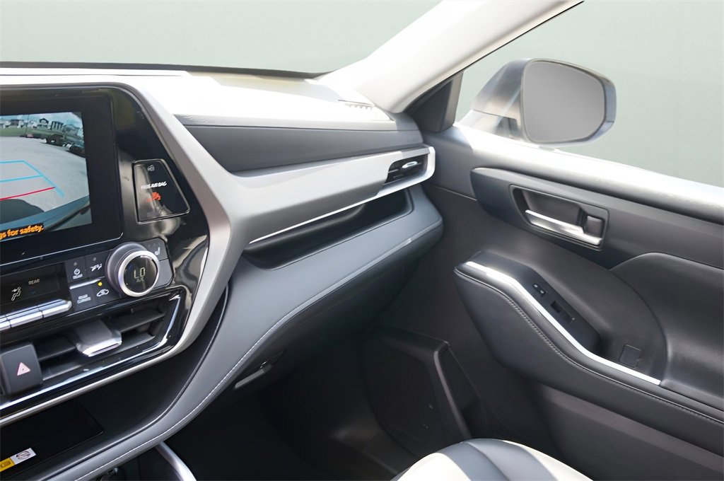 Used 2024 Toyota Highlander Platinum image 19