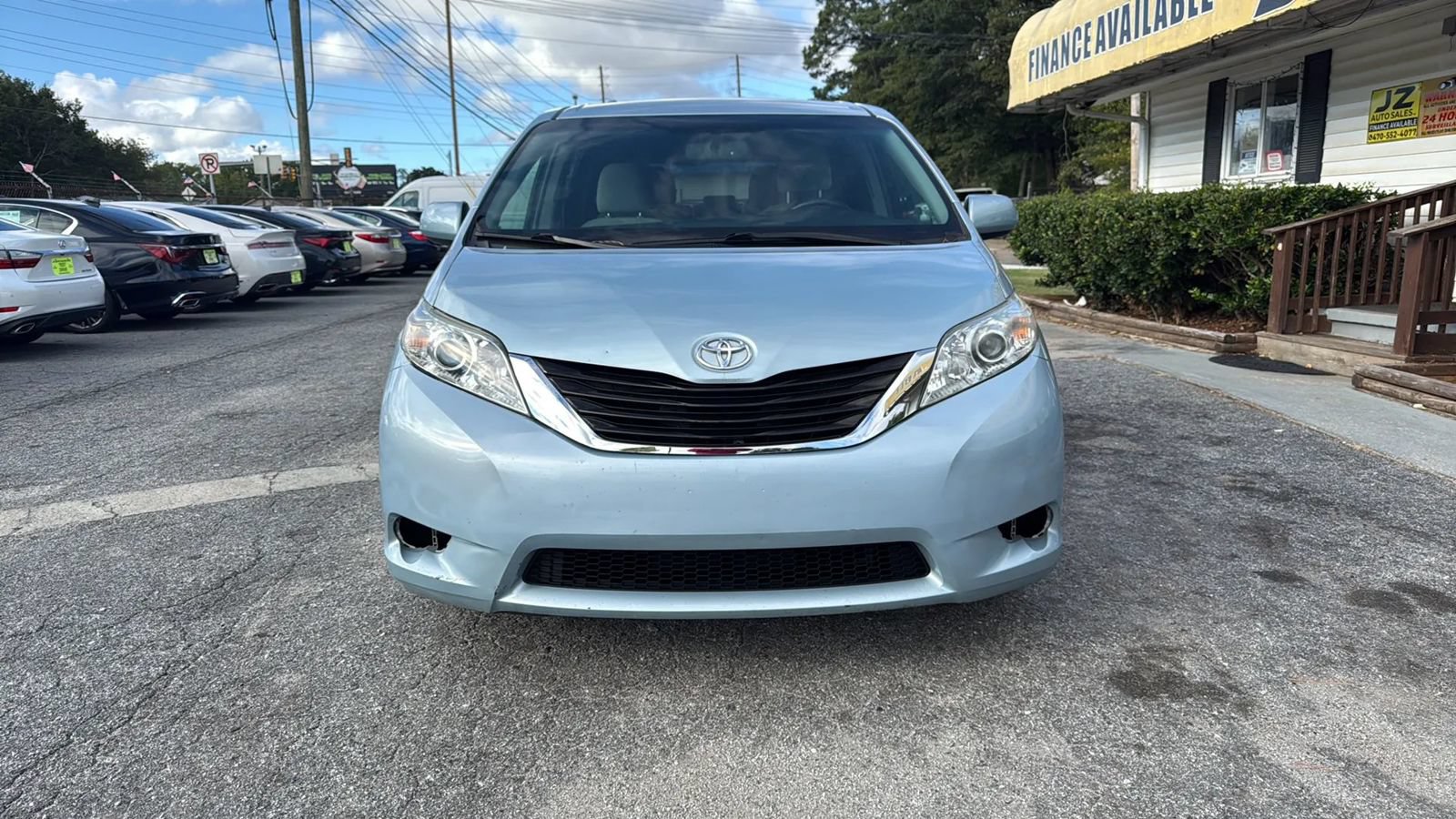 Used 2015 Toyota Sienna LE FWD image 2