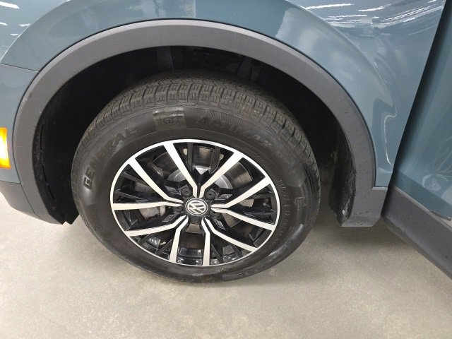 Used 2021 Volkswagen Tiguan SE w/ Panoramic Sunroof Package image 26