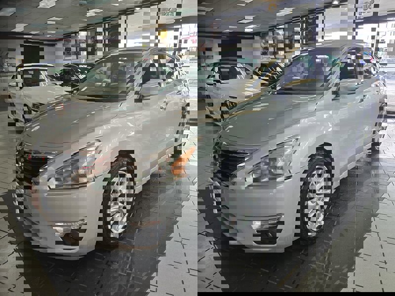 Used 2015 Nissan Altima 2.5 SV image 1