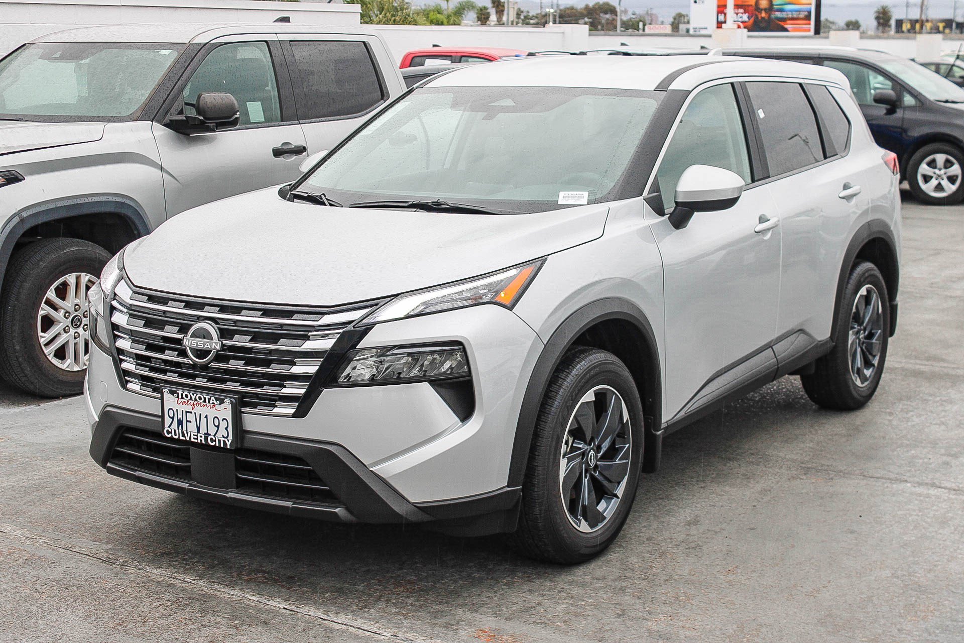 Used 2025 Nissan Rogue SV image 3