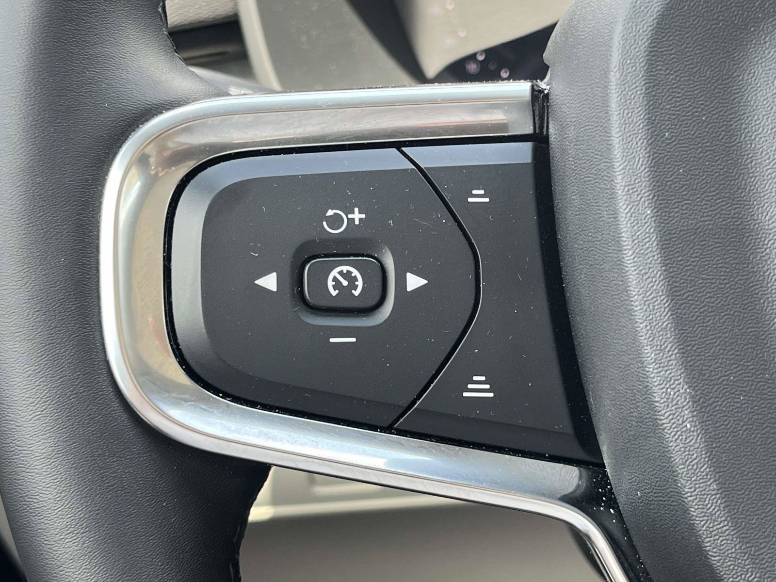 Certified 2024 Volvo XC40 B5 Plus w/ Protection Package Premier AWD/4WD image 26