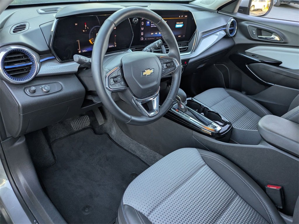 Used 2025 Chevrolet Trax LT w/ LT Convenience Package image 17