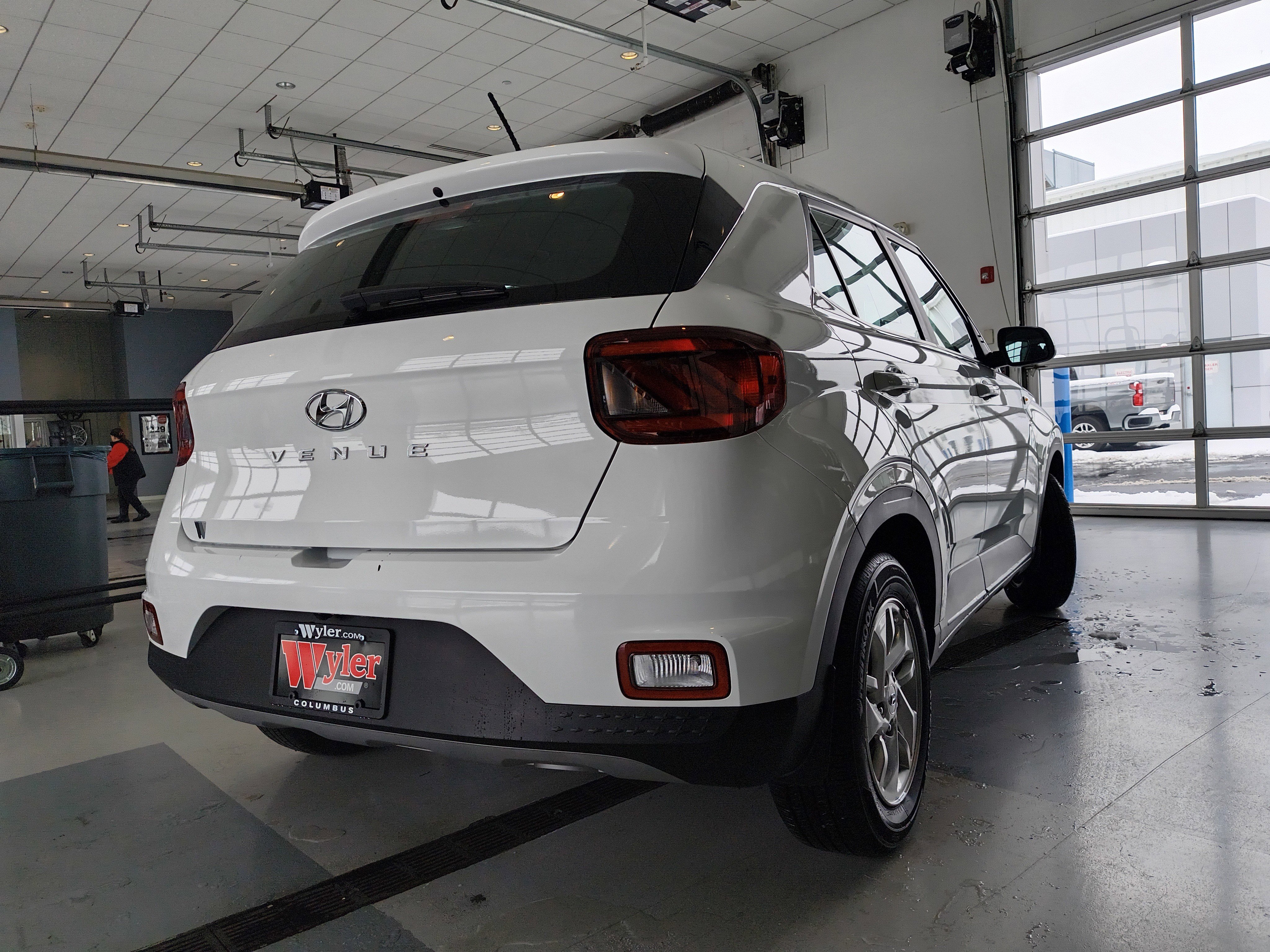 Used 2024 Hyundai Venue SE image 3