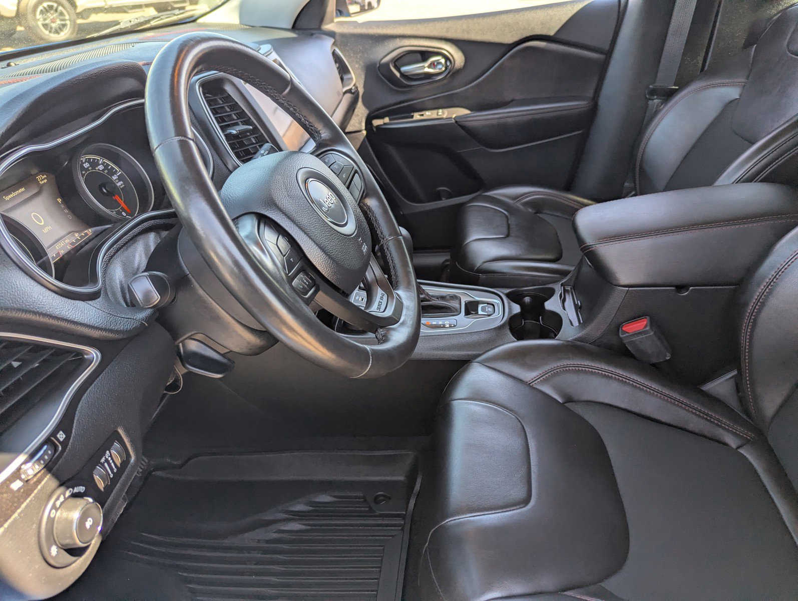 Used 2020 Jeep Cherokee Trailhawk w/ Cold Weather Group image 28