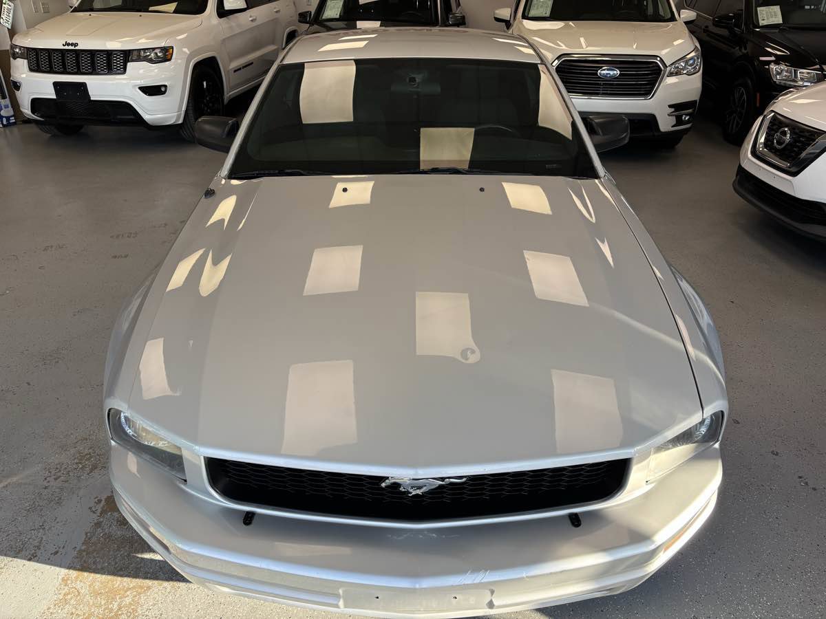 Used 2005 Ford Mustang Deluxe image 2