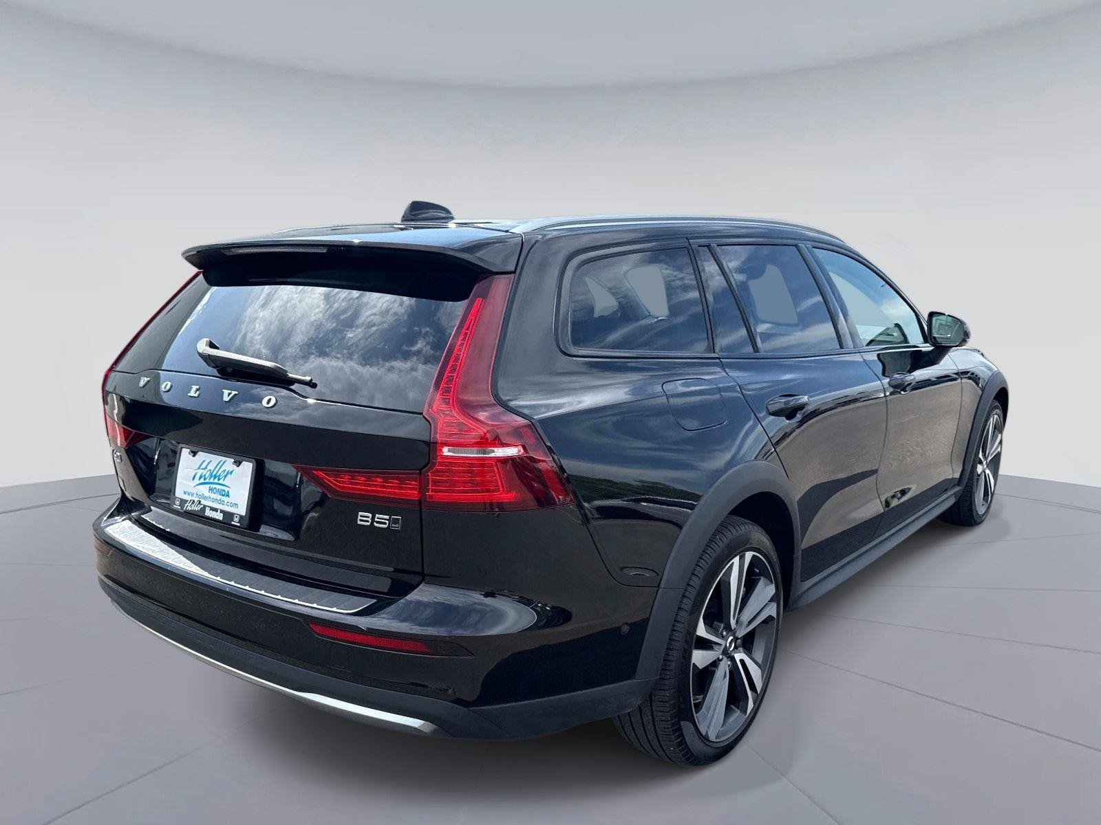 Used 2025 Volvo V60 B5 Cross Country Plus AWD/4WD image 4