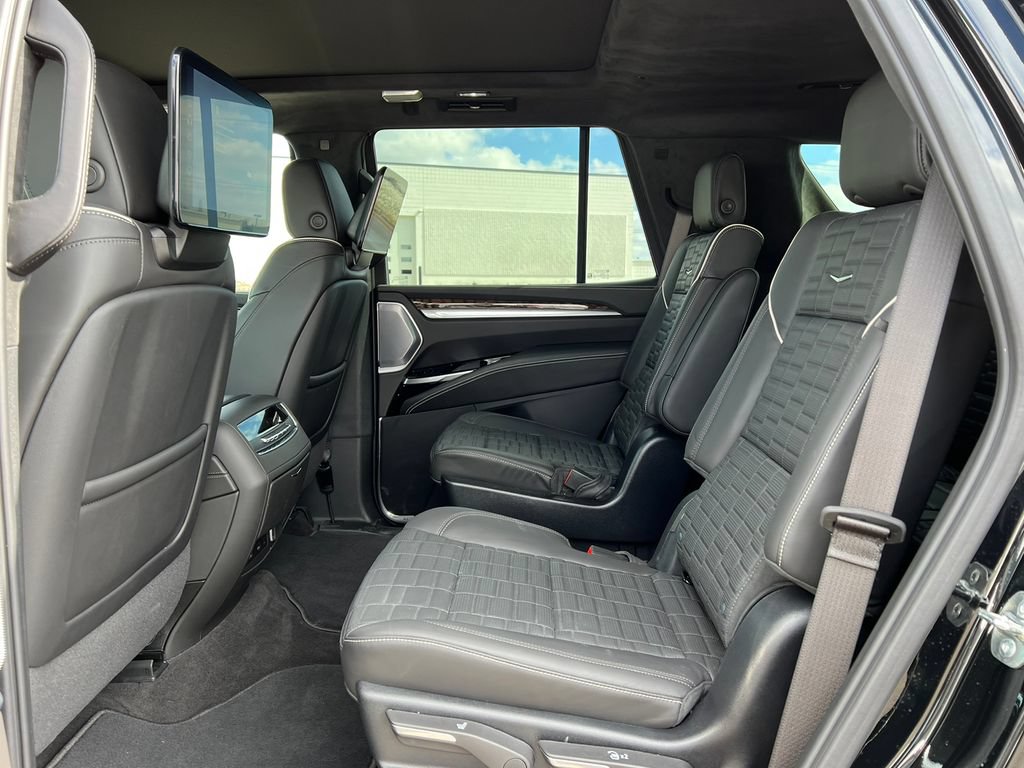 Certified 2025 Cadillac Escalade Sport Platinum w/ LPO, Floor Liner Package AWD/4WD image 4