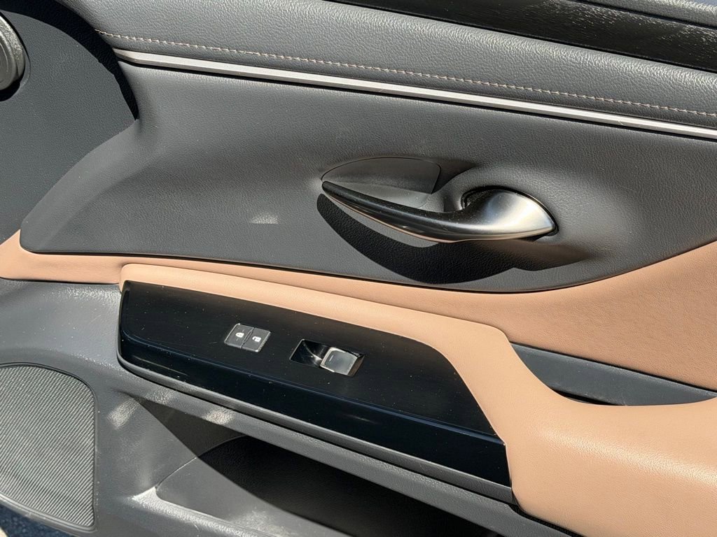 Used 2025 Lexus ES 300h w/ Premium Package image 37