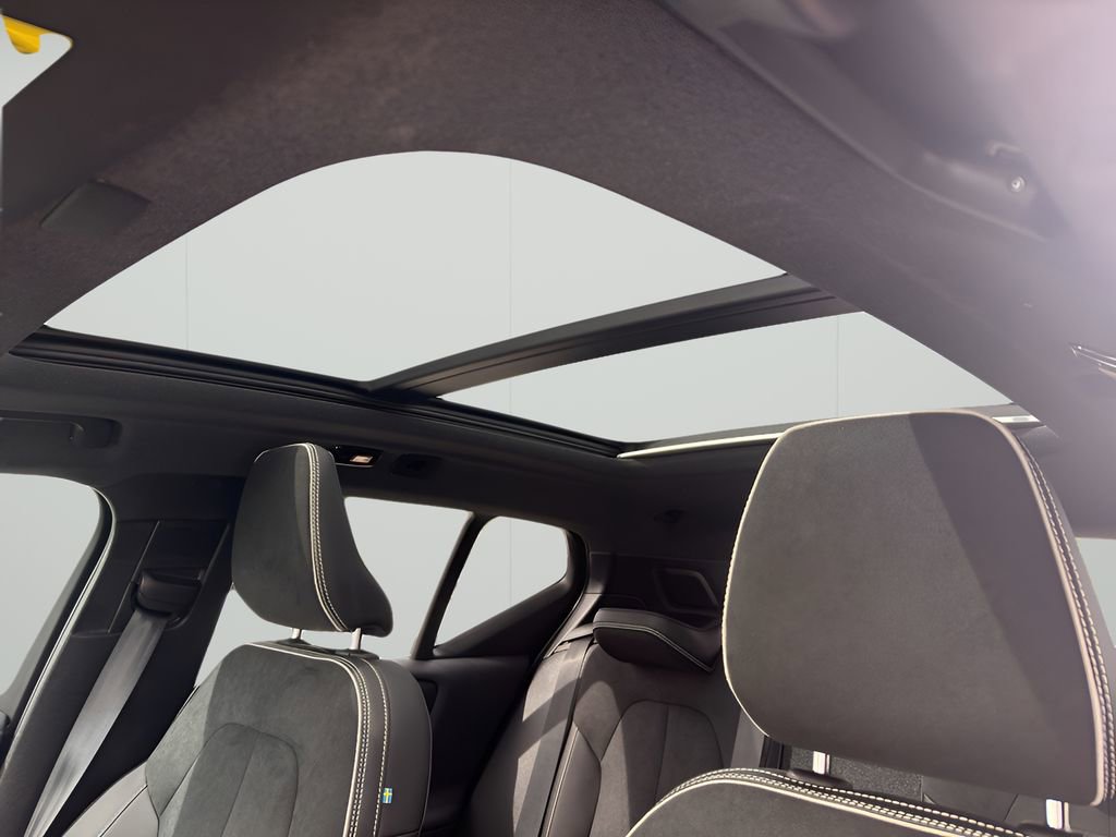 Used 2023 Volvo XC40 Recharge Ultimate image 28