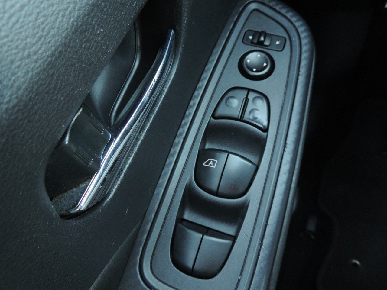 Used 2020 Nissan Versa SV FWD image 22