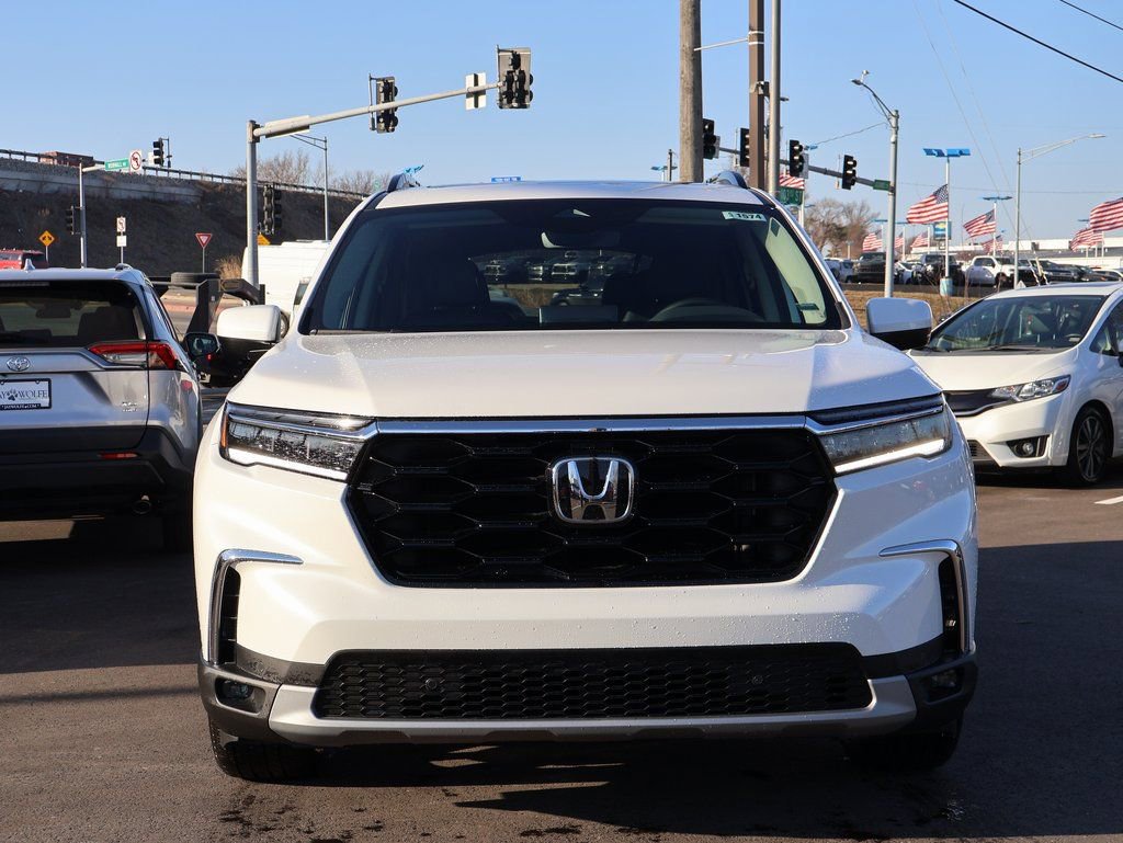 Certified 2025 Honda Pilot Touring image 2