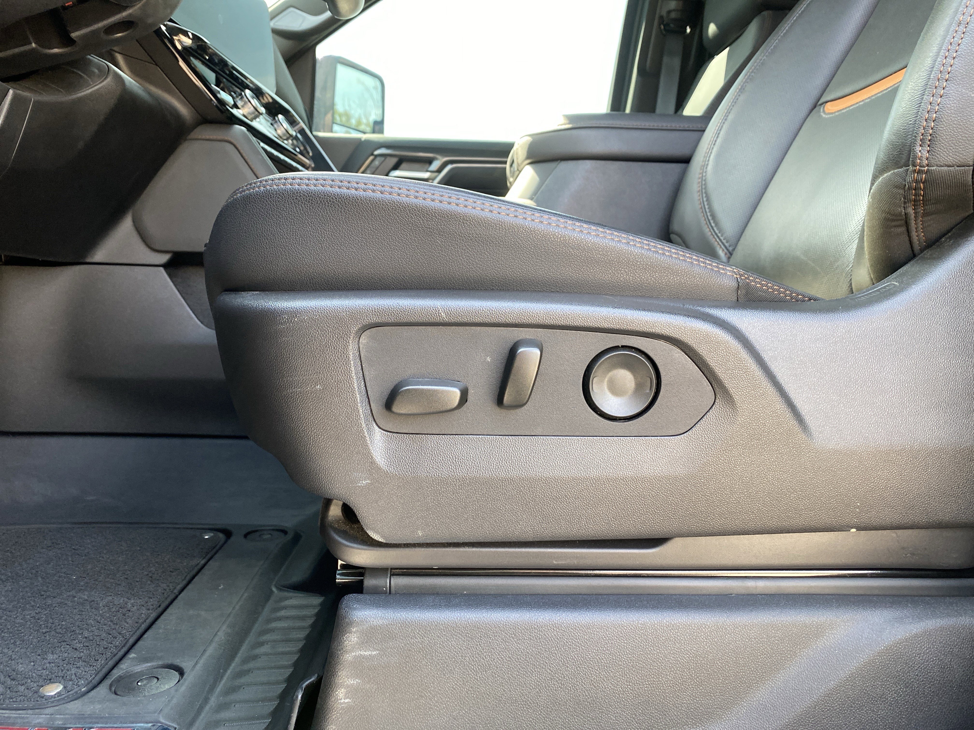 Used 2025 GMC Sierra 2500 AT4 w/ AT4 Premium Plus Package image 28