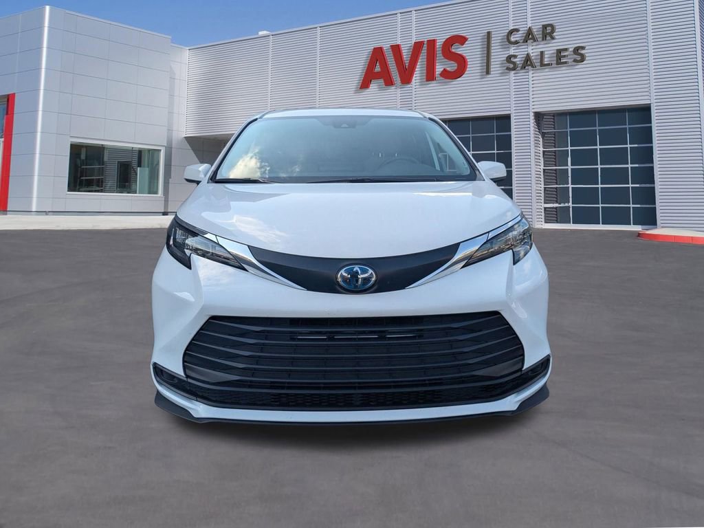 Used 2025 Toyota Sienna LE image 2